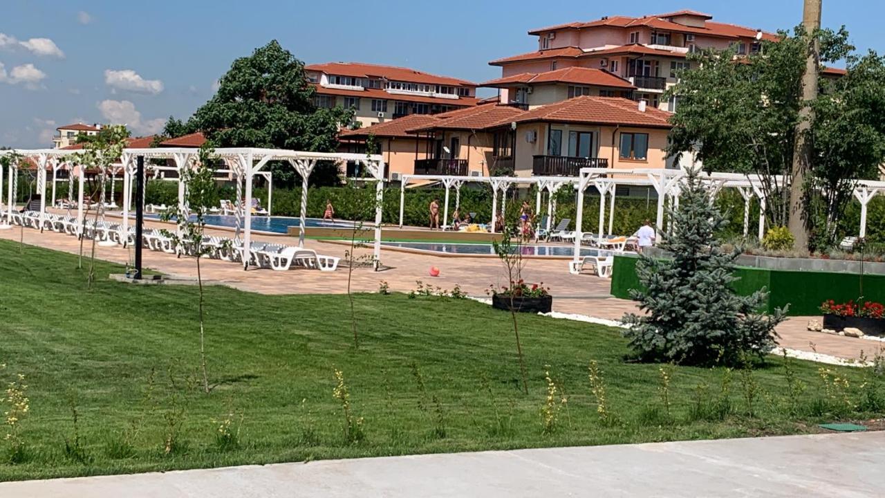 Apartcomplex Chateau Aheloy Bagian luar foto
