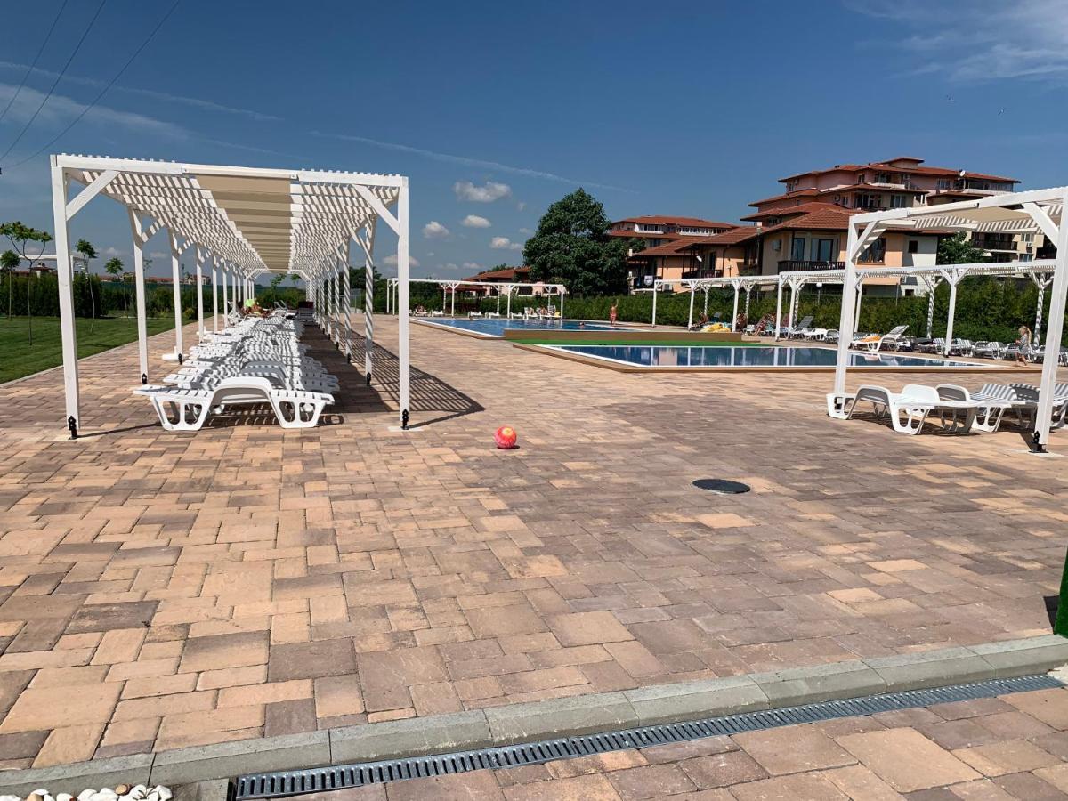 Apartcomplex Chateau Aheloy Bagian luar foto