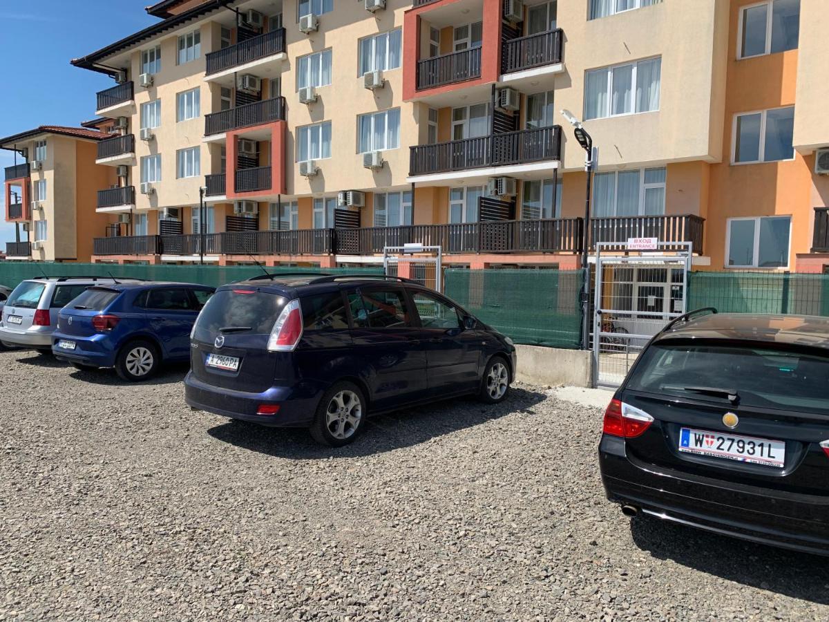 Apartcomplex Chateau Aheloy Bagian luar foto
