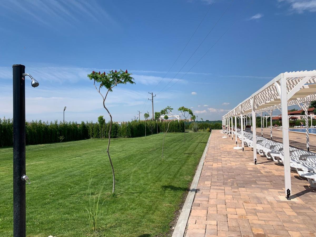 Apartcomplex Chateau Aheloy Bagian luar foto