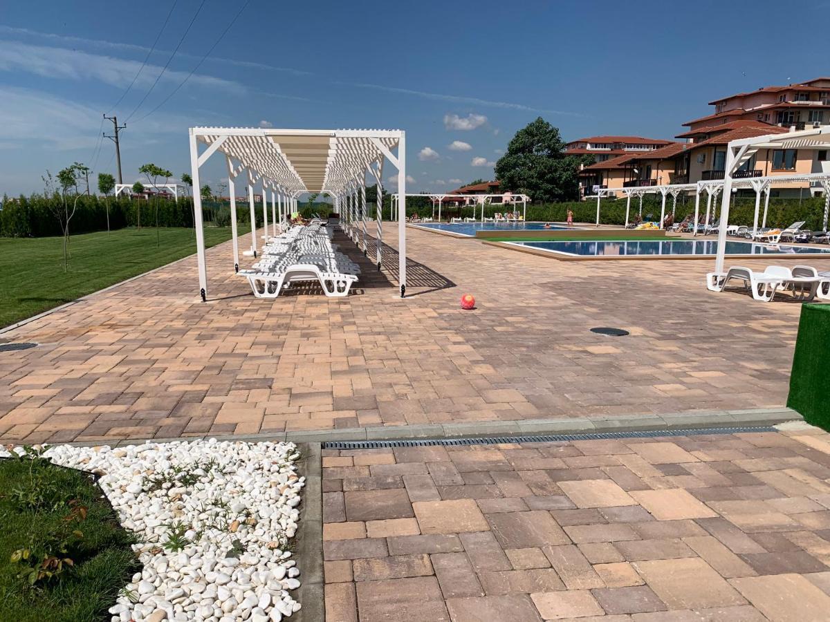 Apartcomplex Chateau Aheloy Bagian luar foto
