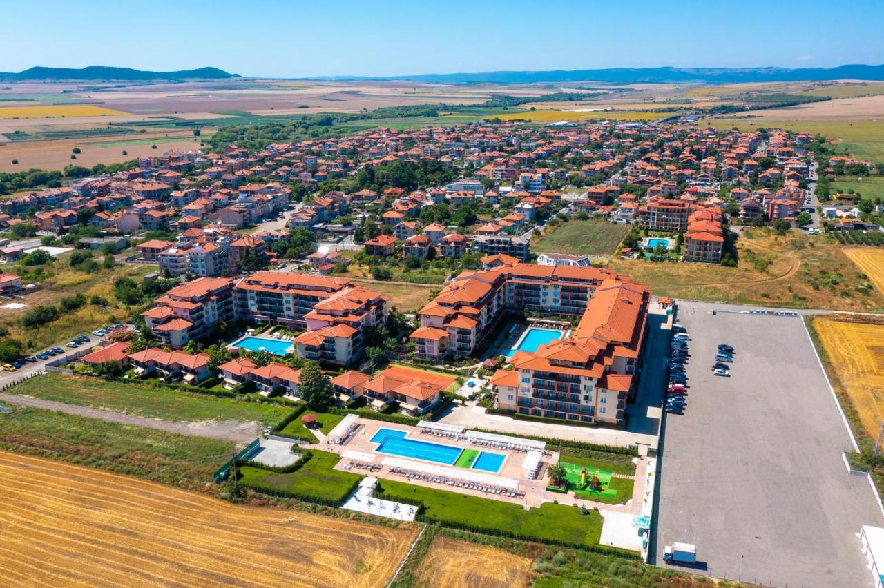 Apartcomplex Chateau Aheloy Bagian luar foto