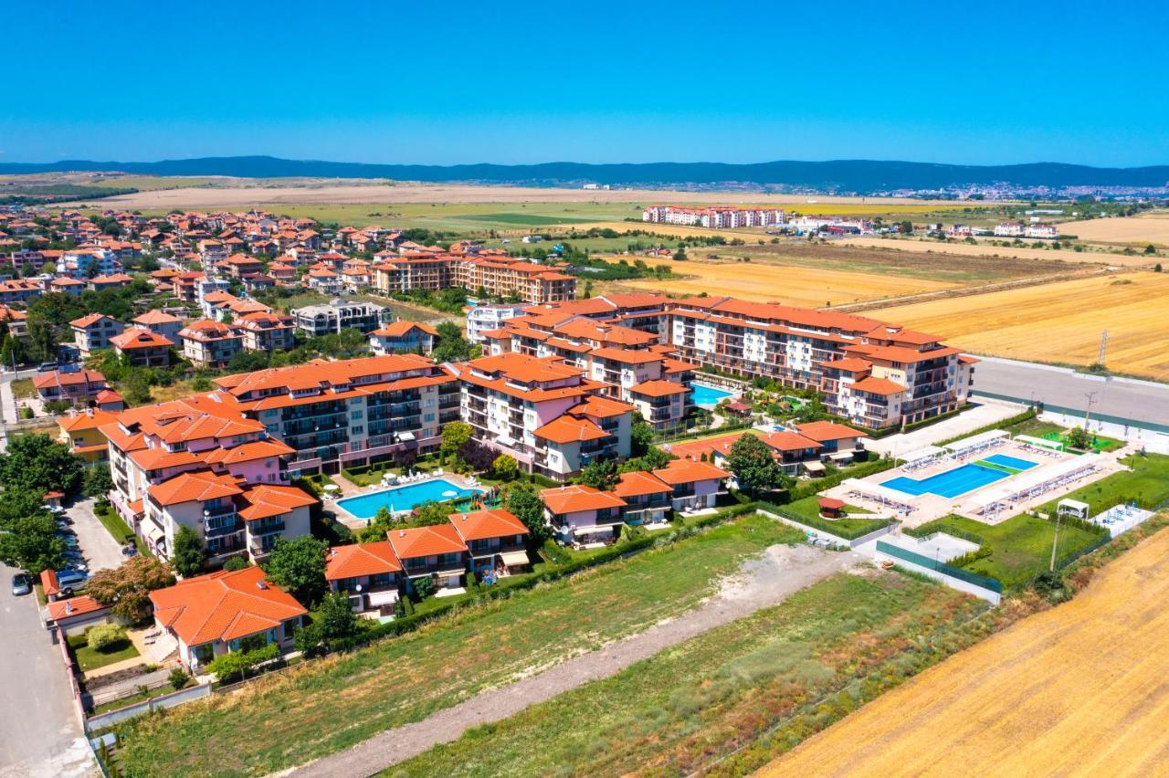 Apartcomplex Chateau Aheloy Bagian luar foto