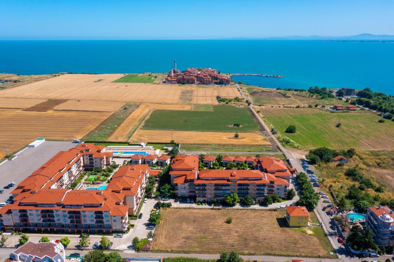 Apartcomplex Chateau Aheloy Bagian luar foto