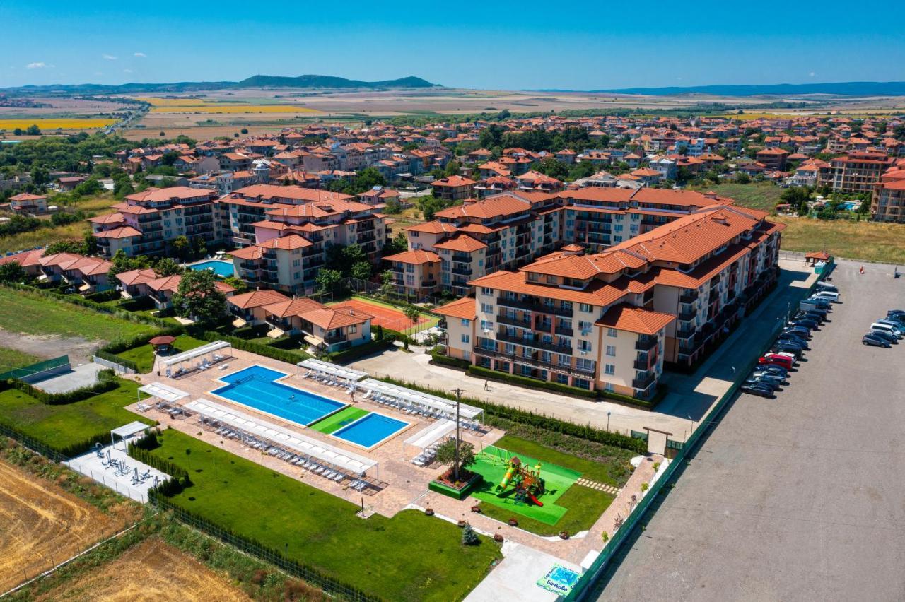 Apartcomplex Chateau Aheloy Bagian luar foto