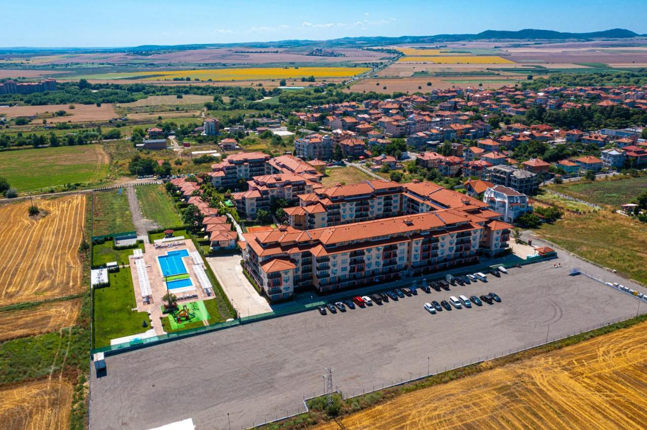 Apartcomplex Chateau Aheloy Bagian luar foto