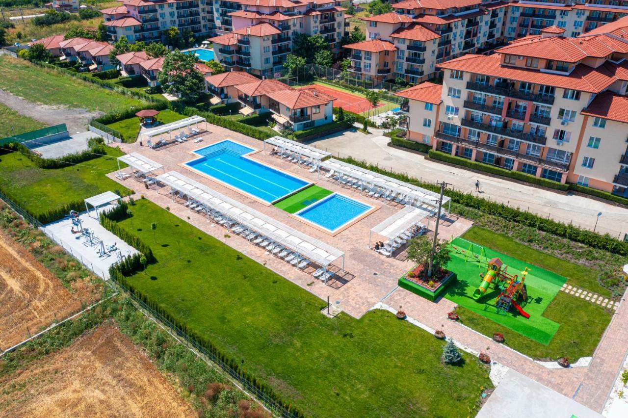 Apartcomplex Chateau Aheloy Bagian luar foto