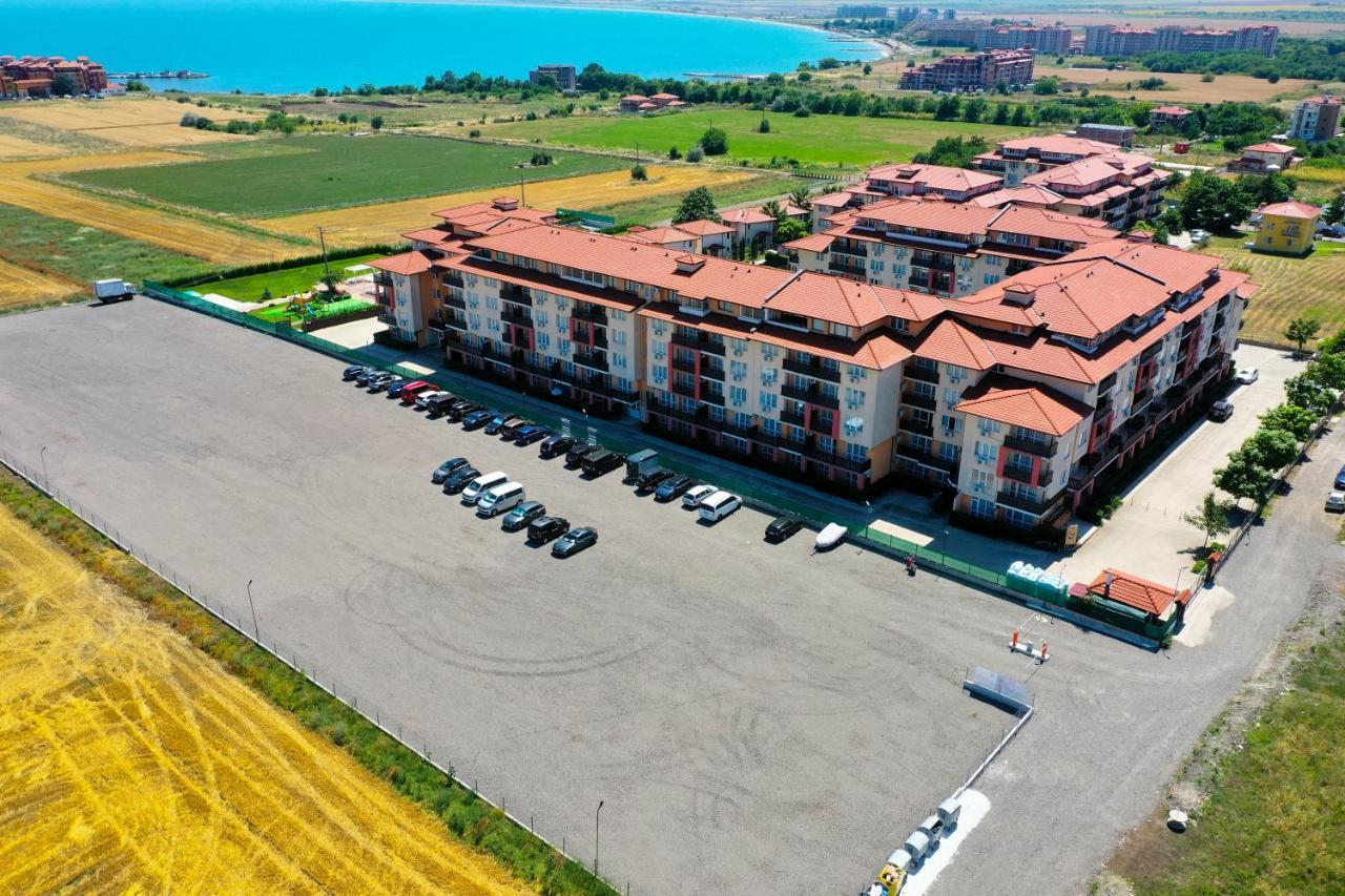Apartcomplex Chateau Aheloy Bagian luar foto