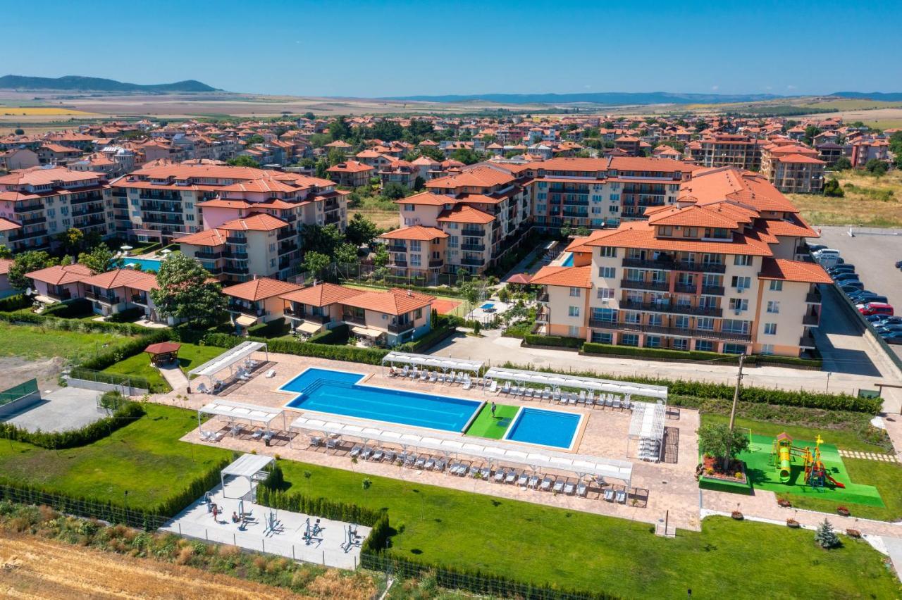 Apartcomplex Chateau Aheloy Bagian luar foto