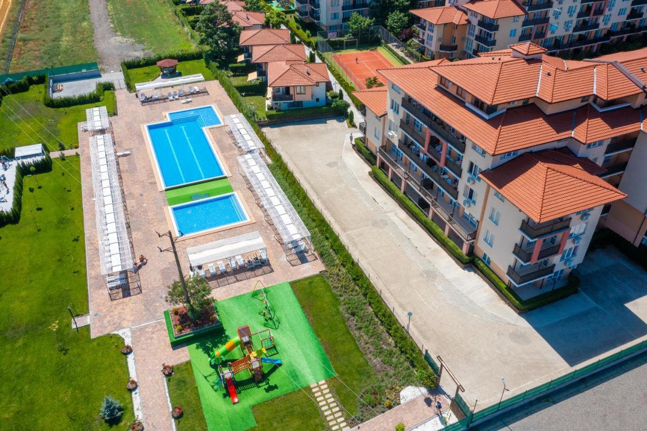 Apartcomplex Chateau Aheloy Bagian luar foto