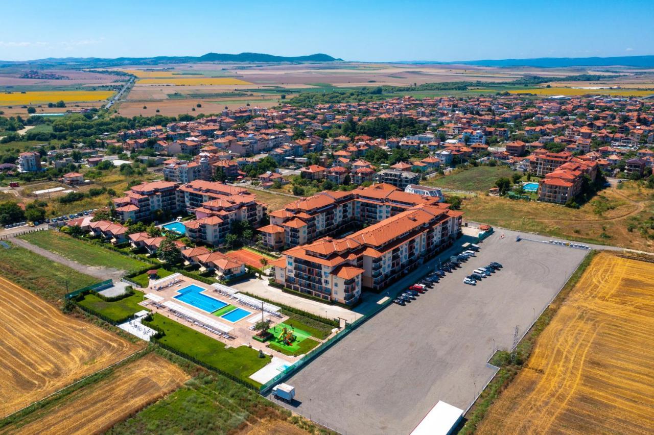 Apartcomplex Chateau Aheloy Bagian luar foto