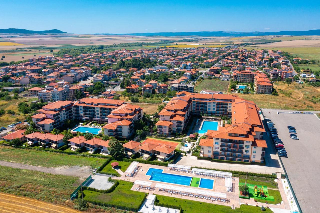 Apartcomplex Chateau Aheloy Bagian luar foto