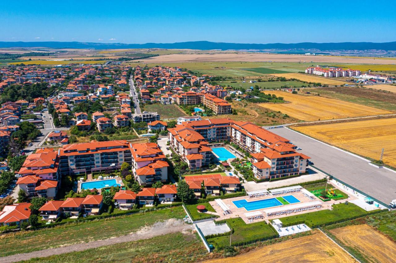Apartcomplex Chateau Aheloy Bagian luar foto