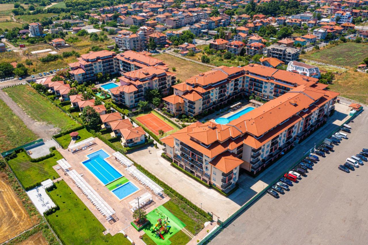Apartcomplex Chateau Aheloy Bagian luar foto