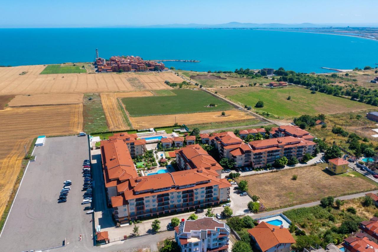 Apartcomplex Chateau Aheloy Bagian luar foto