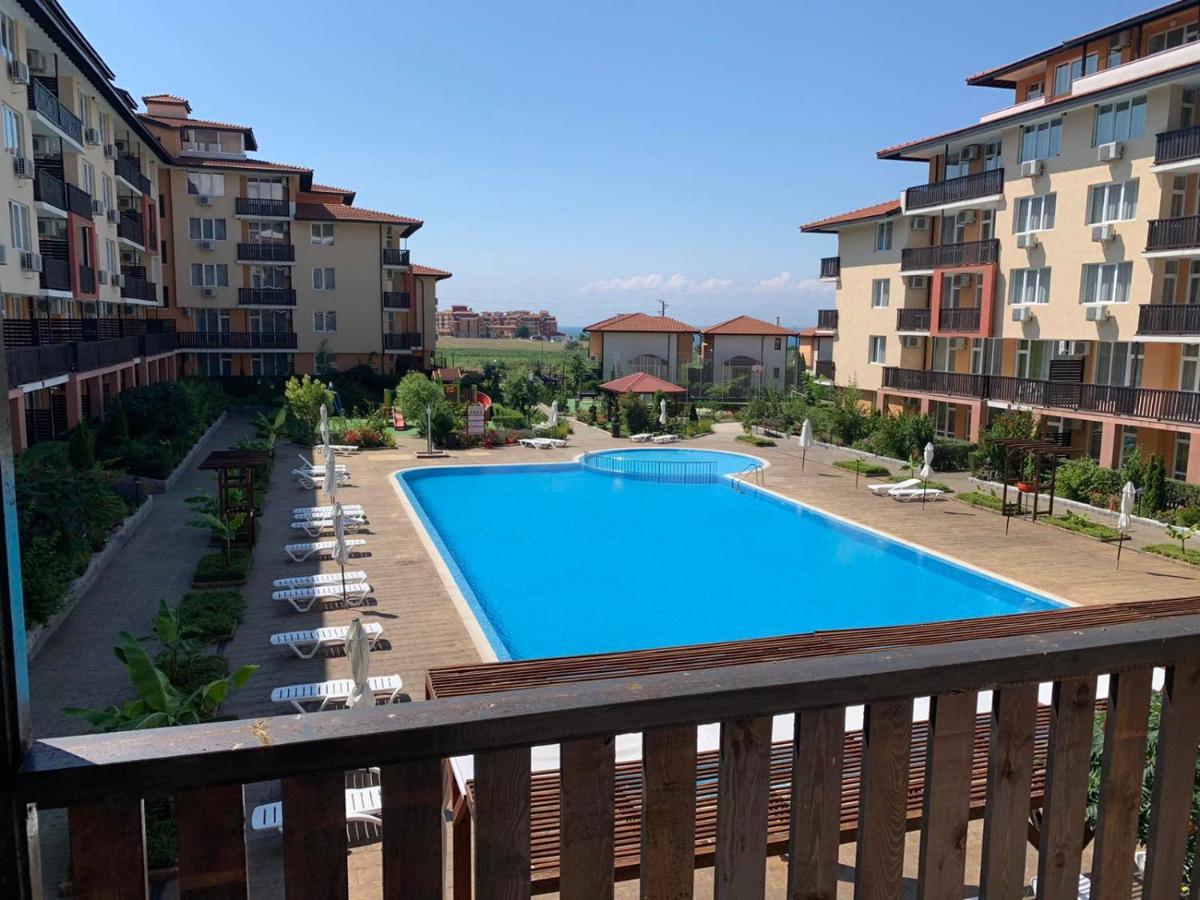 Apartcomplex Chateau Aheloy Bagian luar foto