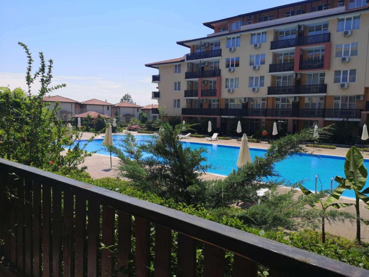 Apartcomplex Chateau Aheloy Bagian luar foto