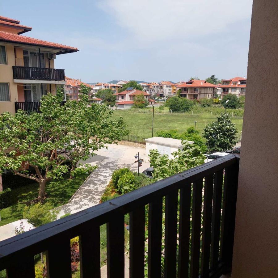 Apartcomplex Chateau Aheloy Bagian luar foto