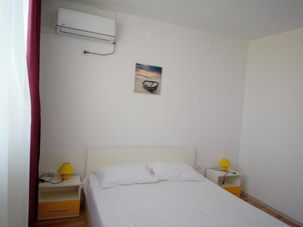 Apartcomplex Chateau Aheloy Bagian luar foto