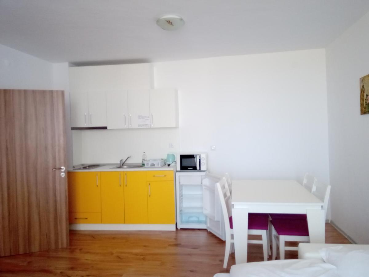 Apartcomplex Chateau Aheloy Bagian luar foto
