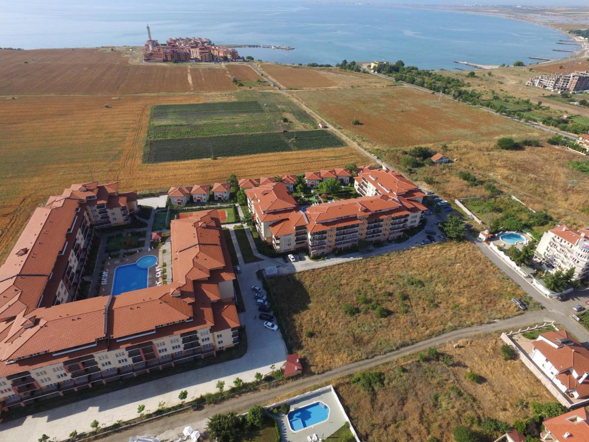 Apartcomplex Chateau Aheloy Bagian luar foto