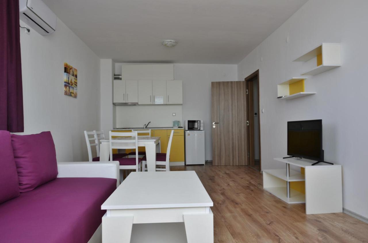 Apartcomplex Chateau Aheloy Bagian luar foto