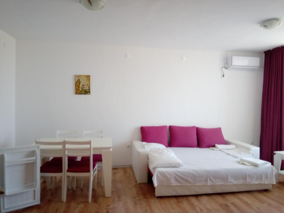 Apartcomplex Chateau Aheloy Bagian luar foto