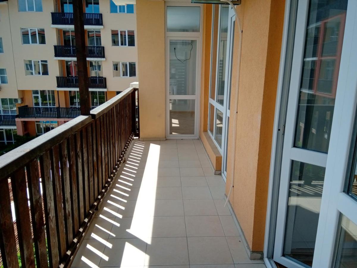 Apartcomplex Chateau Aheloy Bagian luar foto