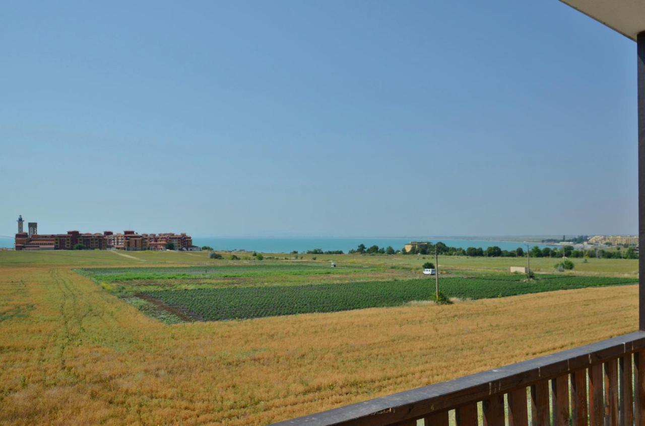 Apartcomplex Chateau Aheloy Bagian luar foto