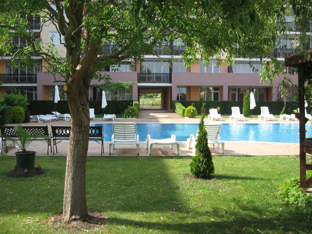 Apartcomplex Chateau Aheloy Bagian luar foto