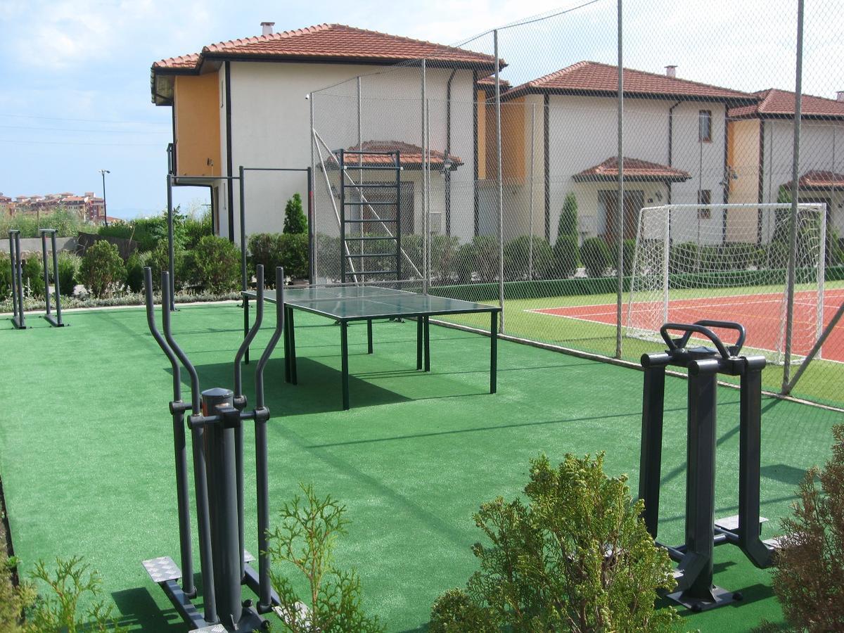 Apartcomplex Chateau Aheloy Bagian luar foto