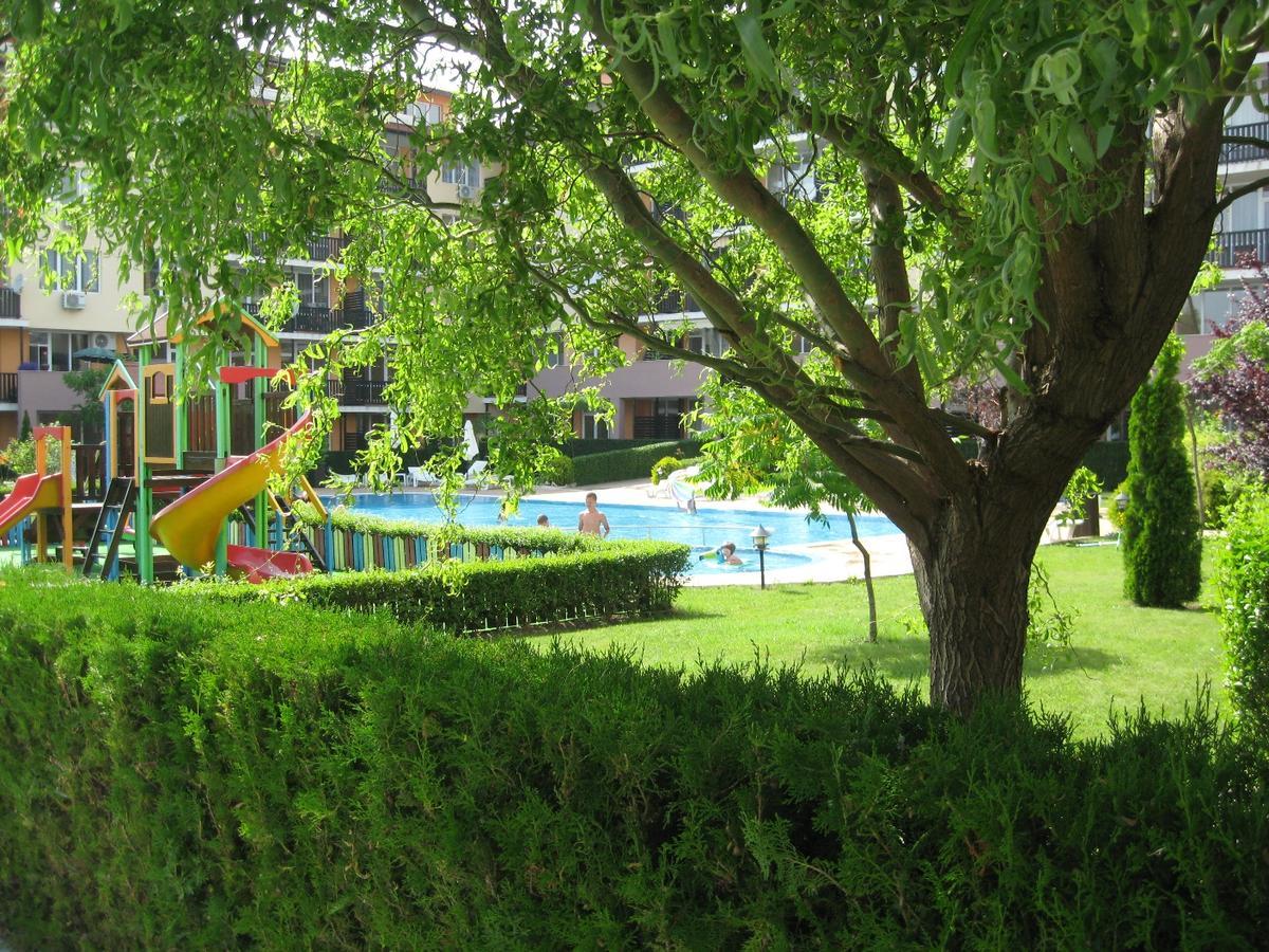 Apartcomplex Chateau Aheloy Bagian luar foto