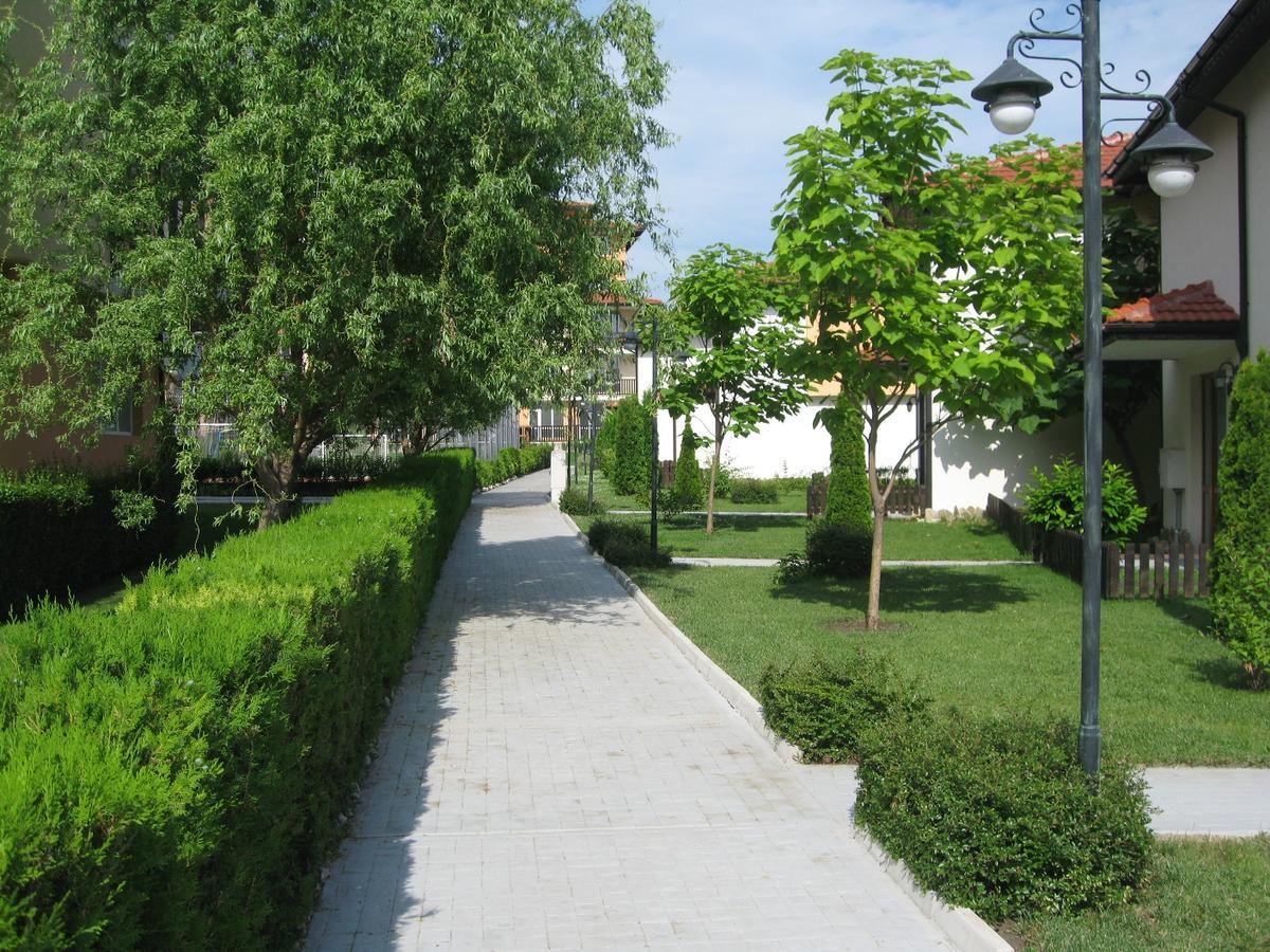 Apartcomplex Chateau Aheloy Bagian luar foto
