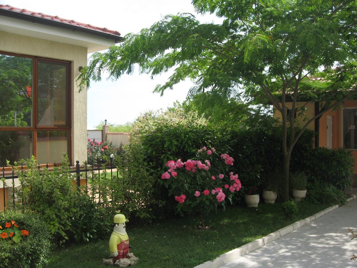 Apartcomplex Chateau Aheloy Bagian luar foto