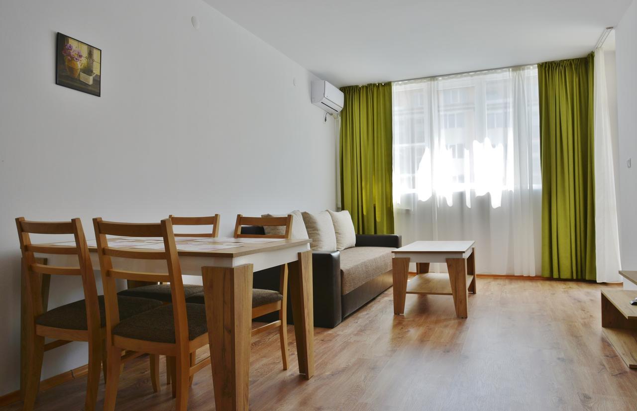 Apartcomplex Chateau Aheloy Bagian luar foto