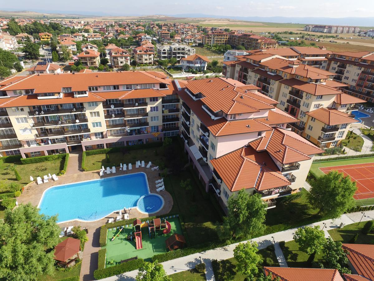 Apartcomplex Chateau Aheloy Bagian luar foto