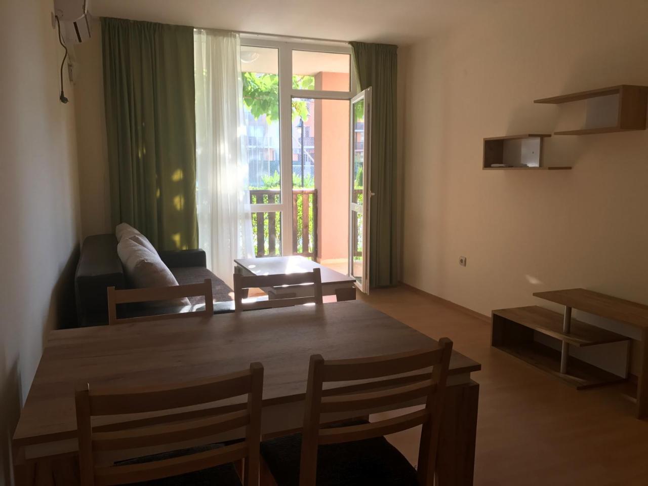 Apartcomplex Chateau Aheloy Bagian luar foto