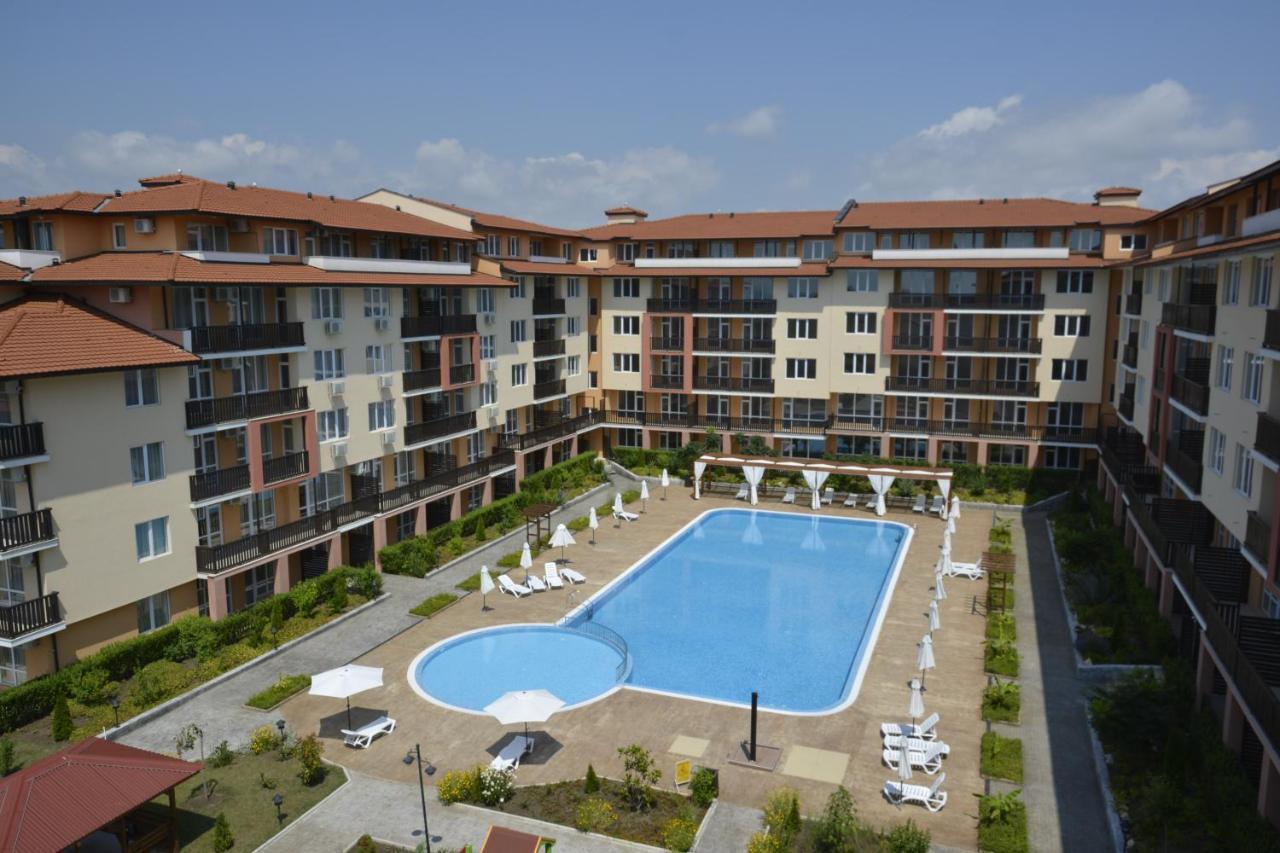 Apartcomplex Chateau Aheloy Bagian luar foto