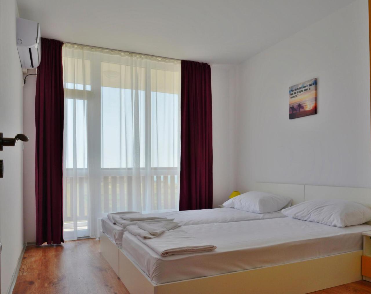 Apartcomplex Chateau Aheloy Bagian luar foto
