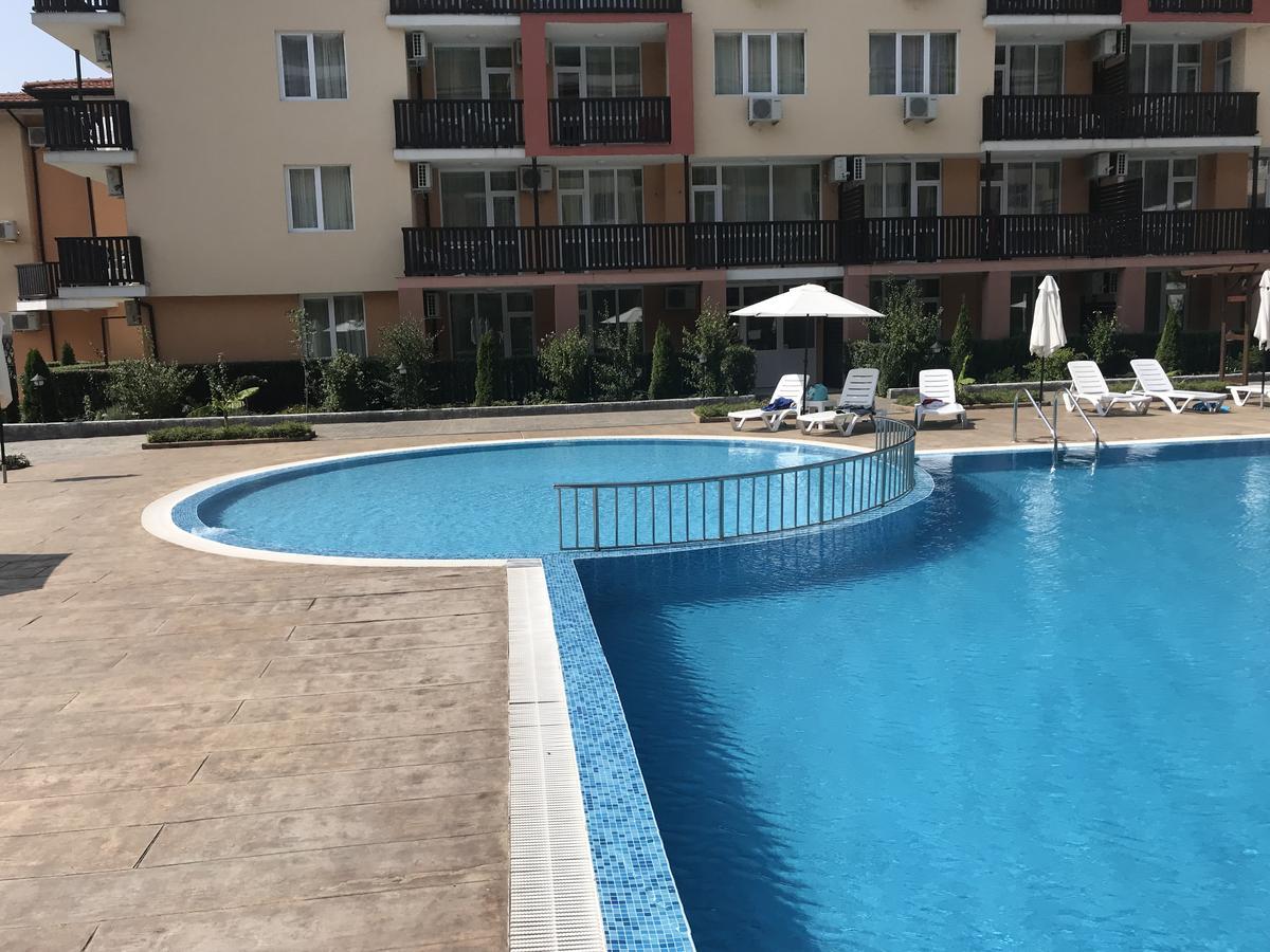 Apartcomplex Chateau Aheloy Bagian luar foto